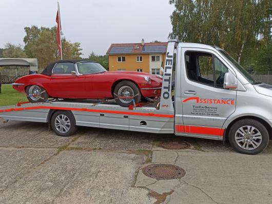Abschleppfahrzeug mit Sportwaggen