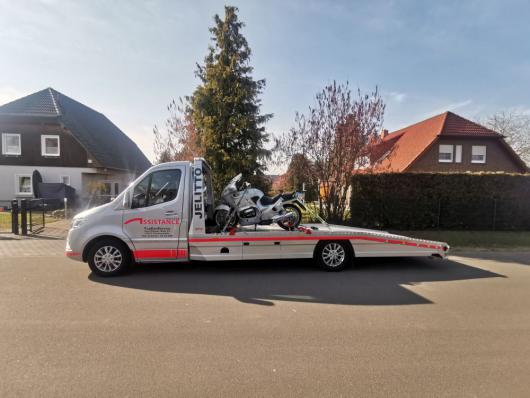 Abschleppfahrzeug mit Motorrad 
