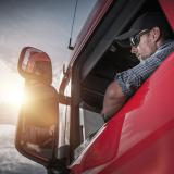 LKW Fahrer schaut aus Fenster