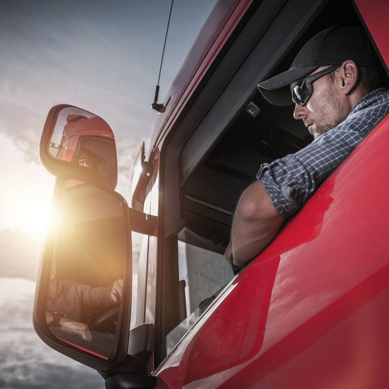 LKW Fahrer schaut aus Fenster